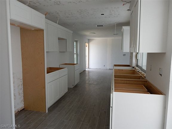 4th image of 2076 Coral Point Dr