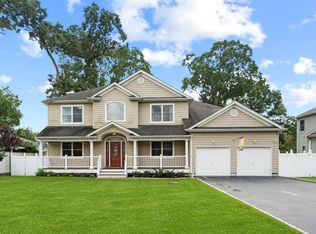 142 Wicks Rd, Commack, NY 11725