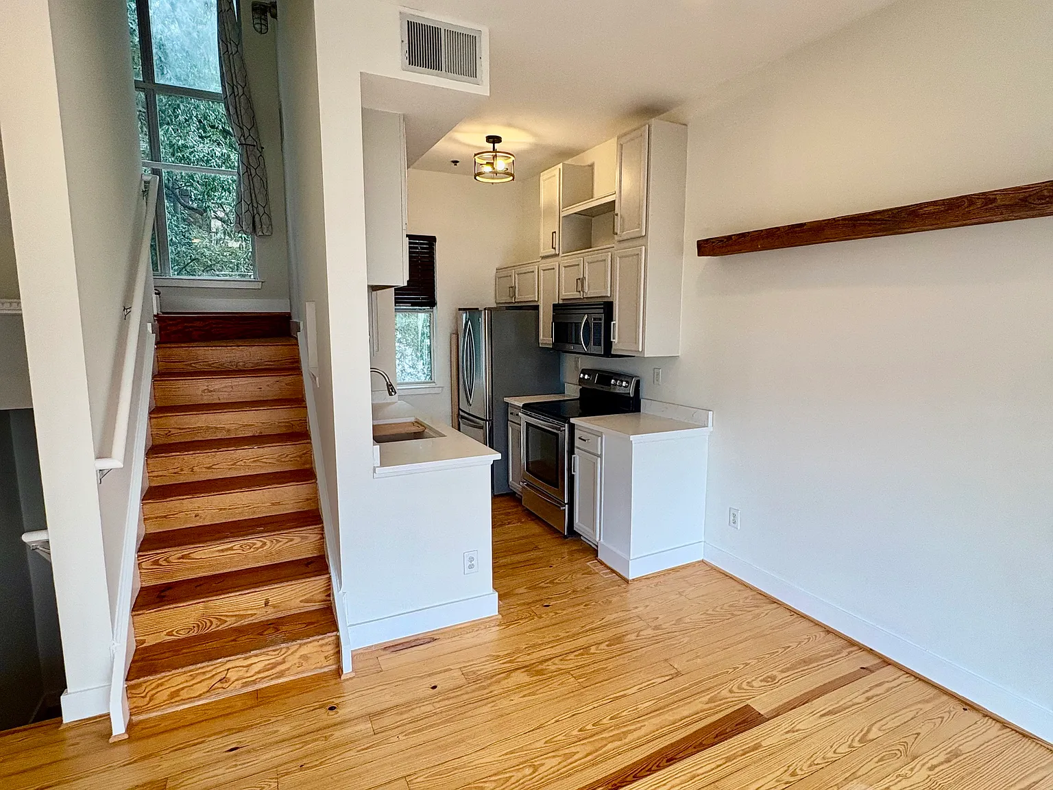 2 bed, 1086 sqft, $2,700 — Photo 2