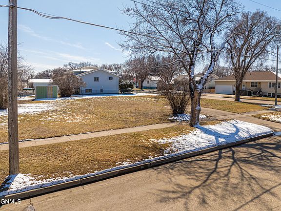 3rd image of 1805 E Bowen Ave