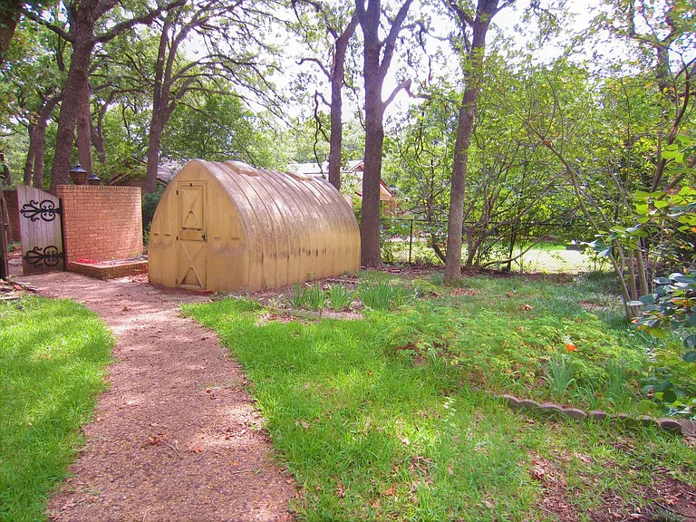 1815 Greenwood Dr — Photo 3