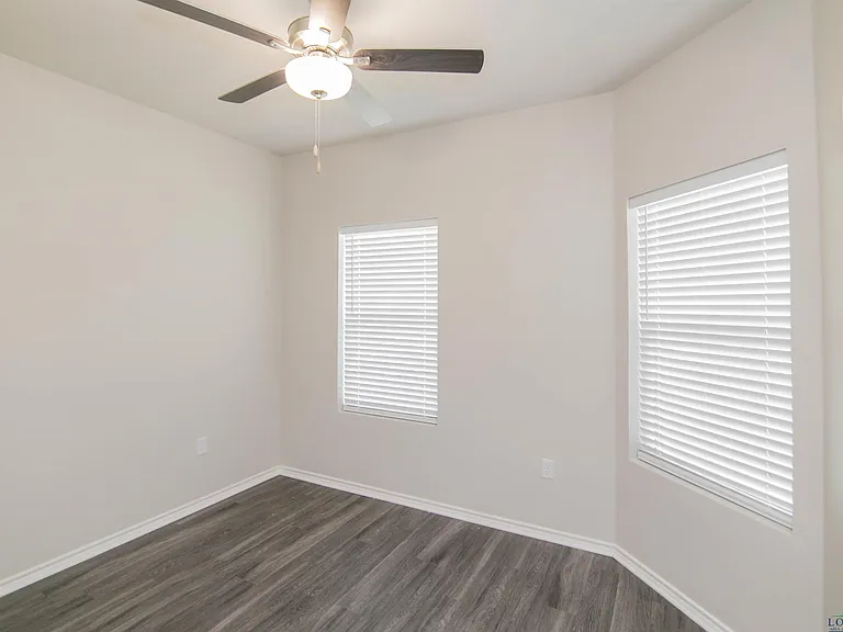 1427 Monterey Dr — Photo 2