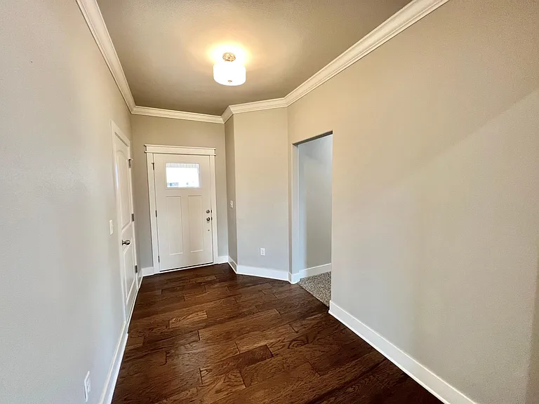 904 Maple View St — Photo 3
