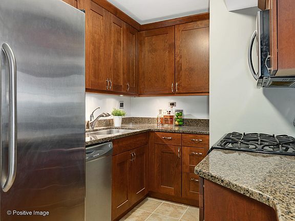 3rd image of 1309 N Wells St APT 505