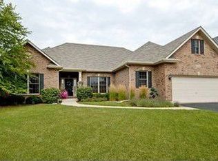 616 W Thornwood Dr, South Elgin, IL 60177