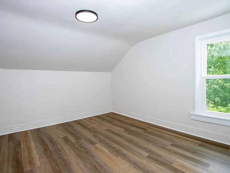 217 Hall St — Photo 10