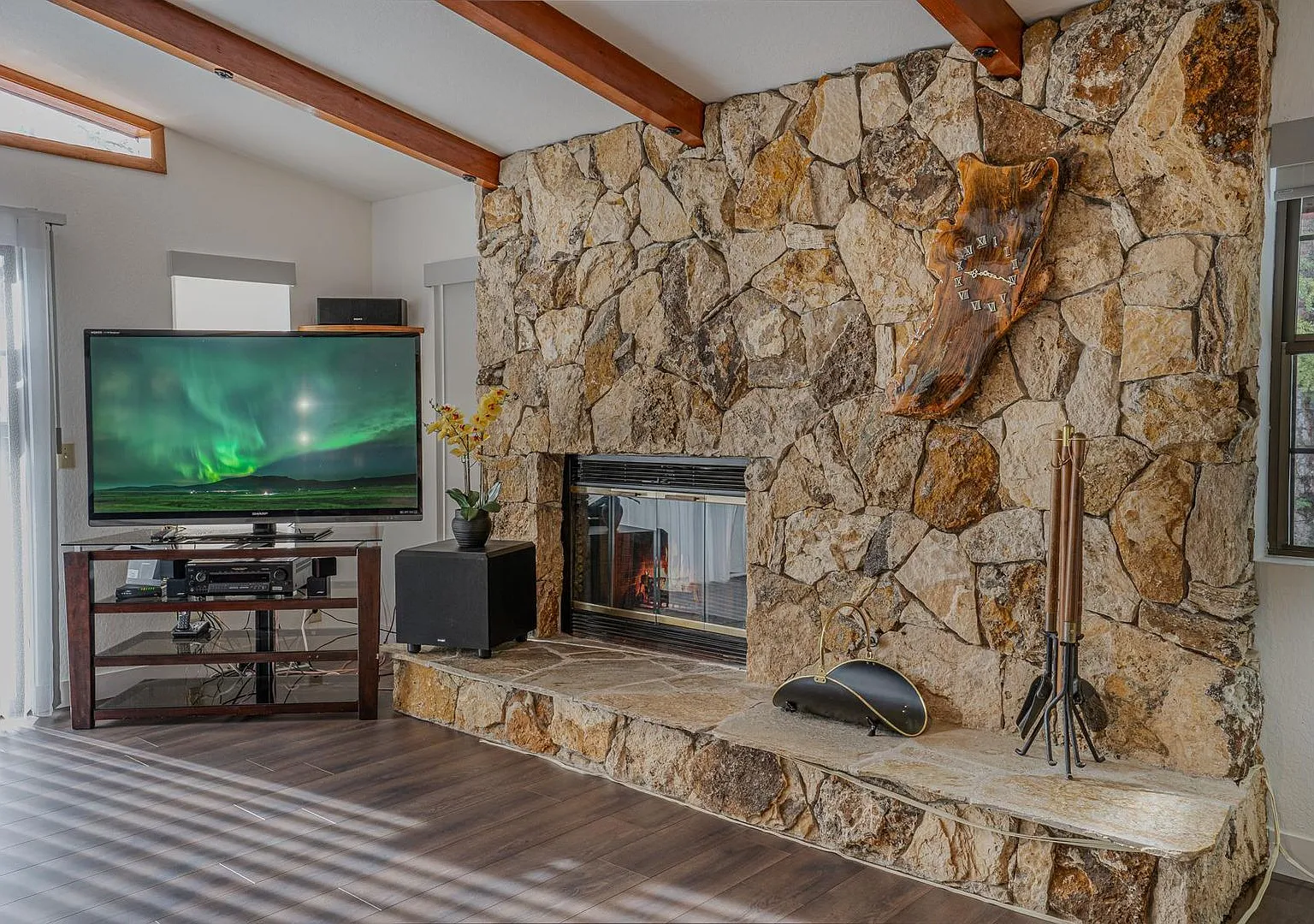 Ski Lease "Kingswood Manor" Spacious 4-Bedroom Tahoe Vista Retreat With Game Room — Photo 4