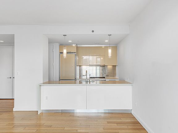 4th image of 11-02 49th Ave #9E