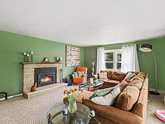 3rd image of 4512 Croyden Ave