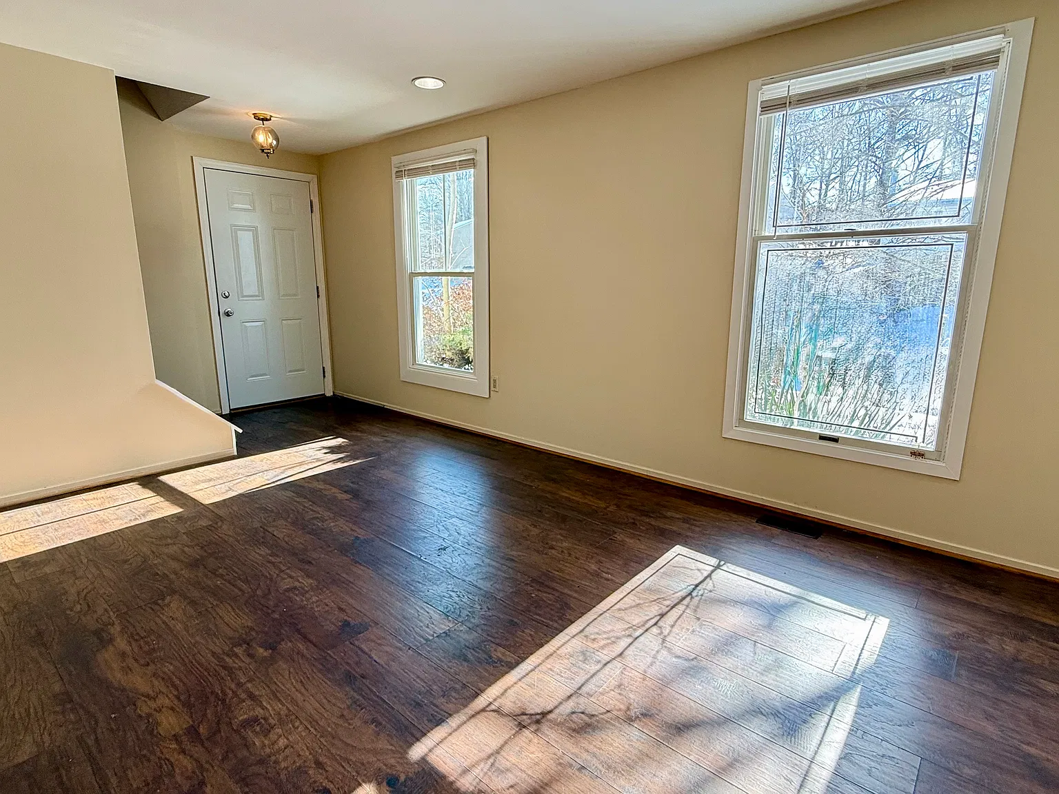 3 bed, 2.5 bath, 1200 sqft, $2,300 — Photo 1