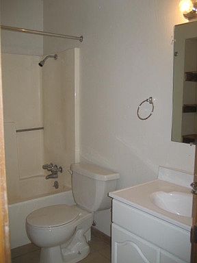 3rd image of 1115 Hickory Dr #A