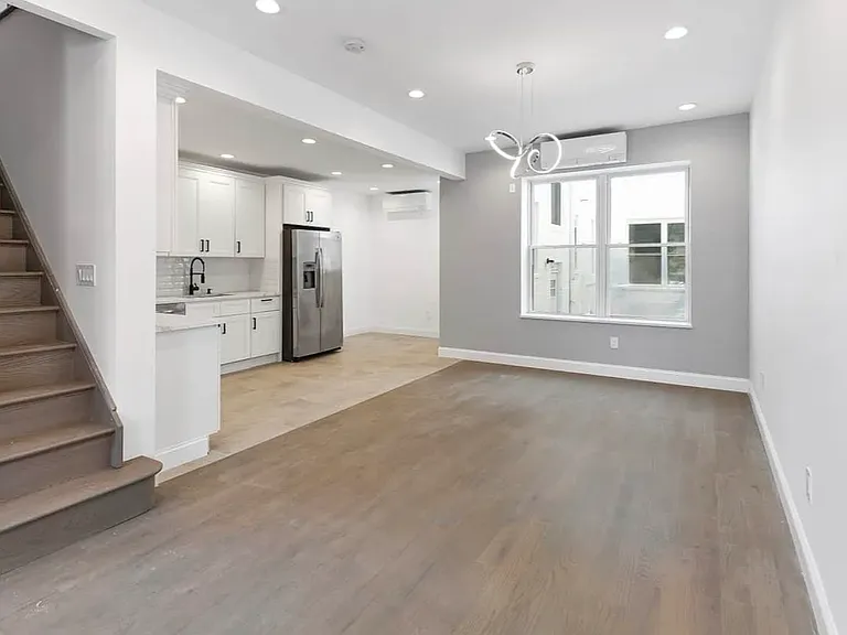 1738 E 4th St #1G — Photo 4