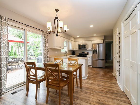 3rd image of 40 Westmoreland Ln