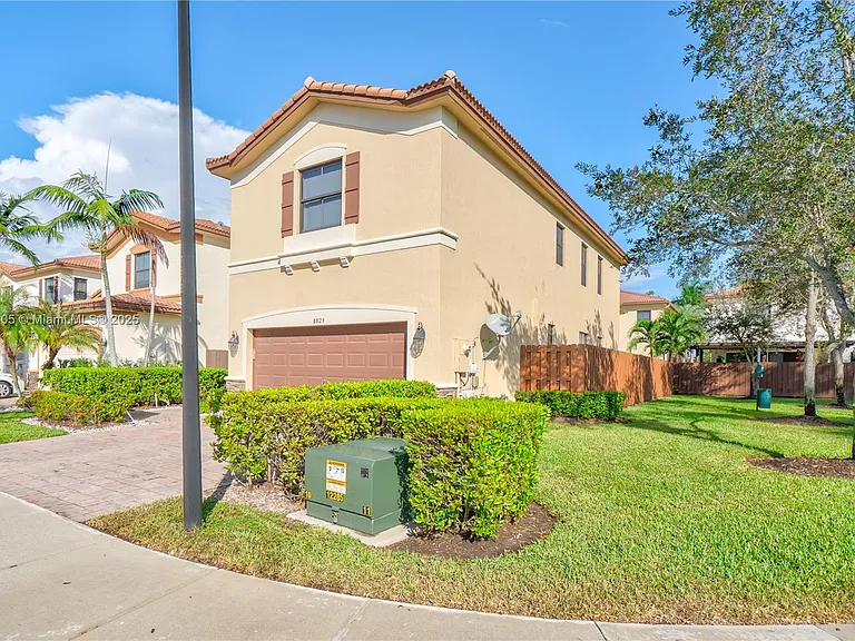 8825 NW 100th Pl — Photo 2