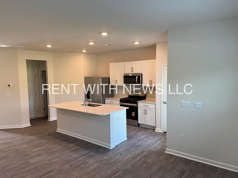 180 Starlight St — Photo 4