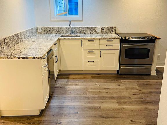 5th image of 815 Nob Hill Ave N #B