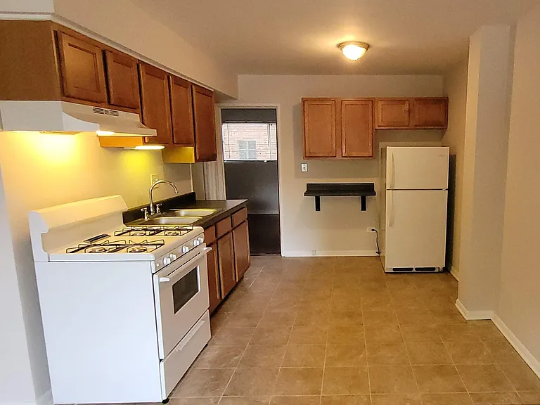 2900 N River Rd #3 — Photo 2