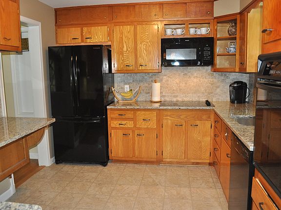 3rd image of 8907 Southwick St