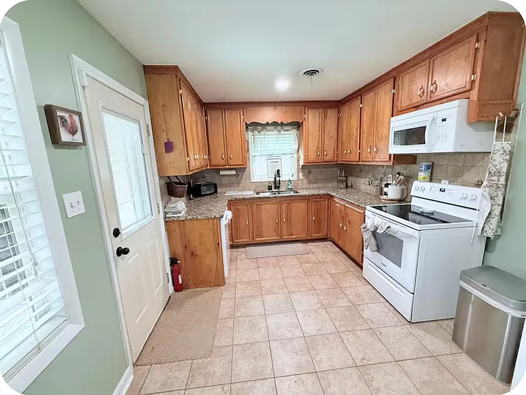 924 Stoneykirk Dr — Photo 2