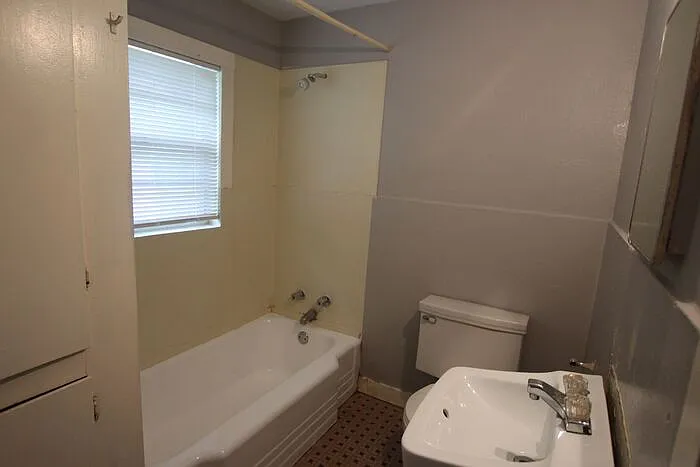 518 W Charnwood St #A — Photo 10
