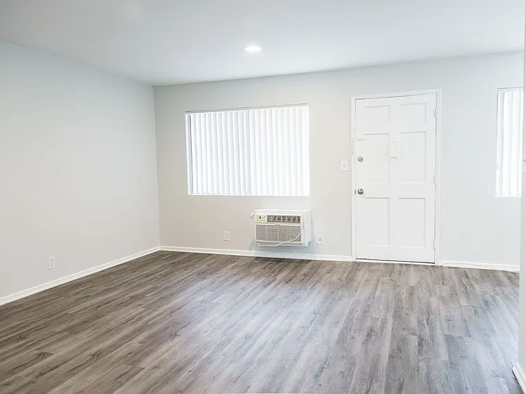 18407 Dearborn Street — Photo 23