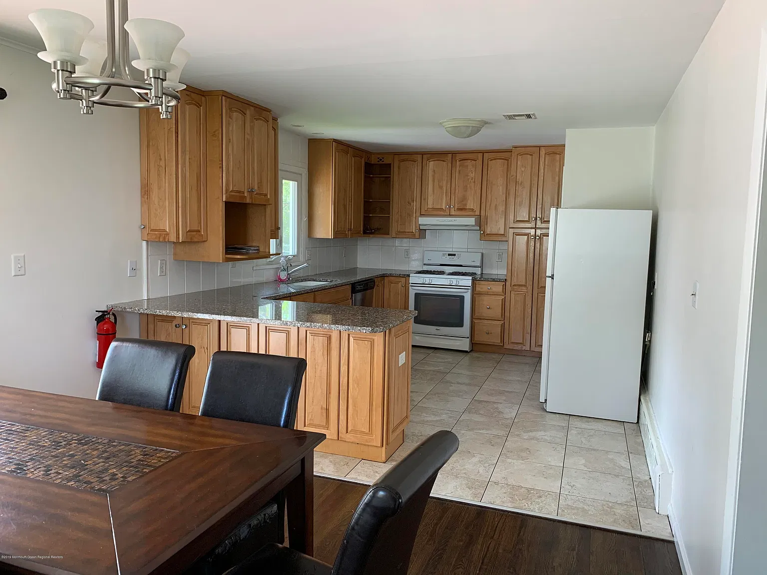 8 bed, 3183 sqft, $5,800 — Photo 4