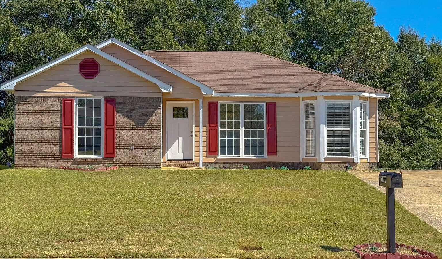 3 bed, 2.0 bath, 1441 sqft, $1,600 — Photo 1