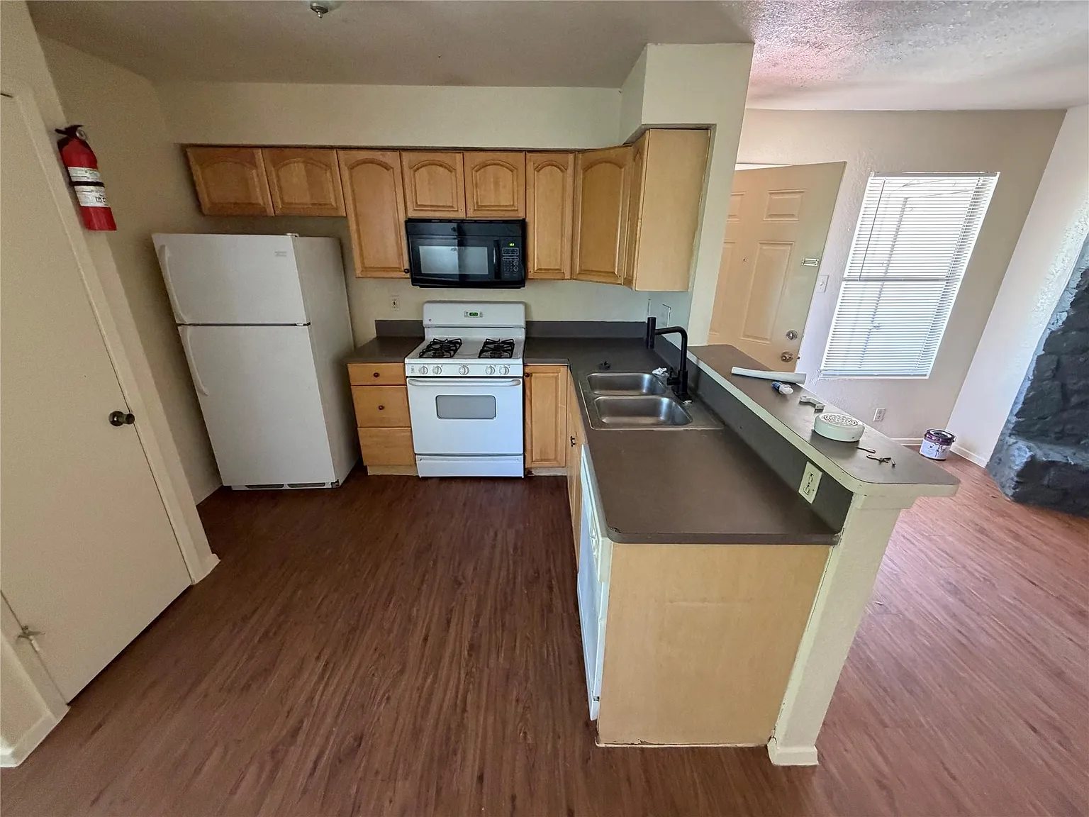 2 bed, 1.0 bath, 3120 sqft, $995 — Photo 3
