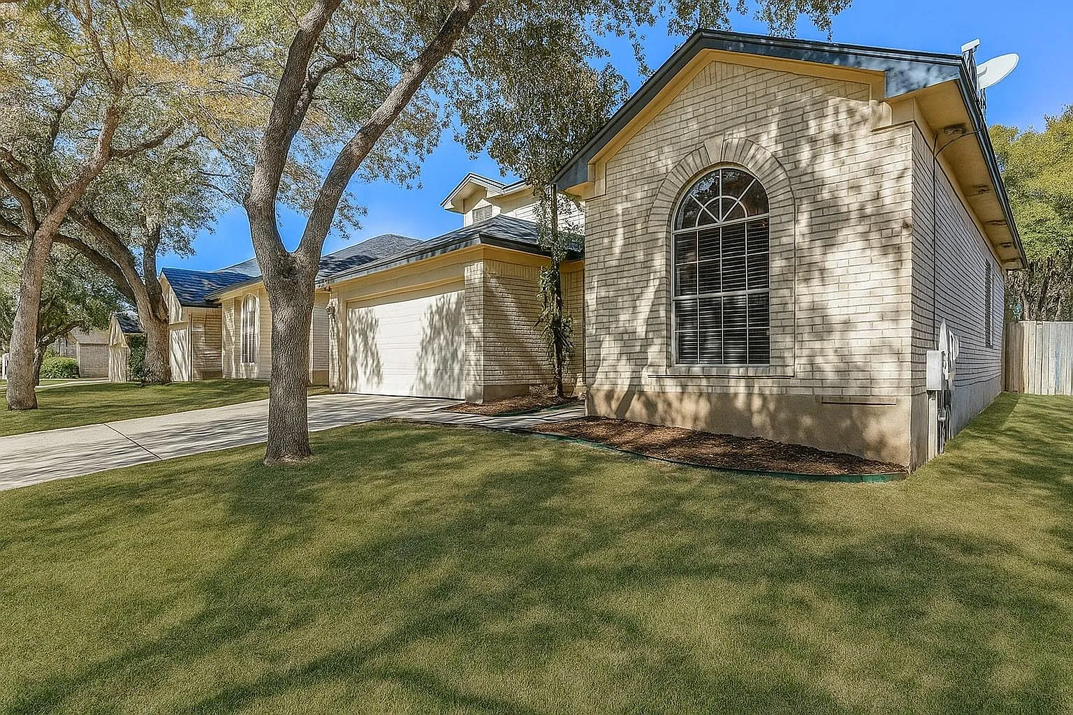 3 bed, 2.5 bath, 1650 sqft, $2,395 — Photo 2