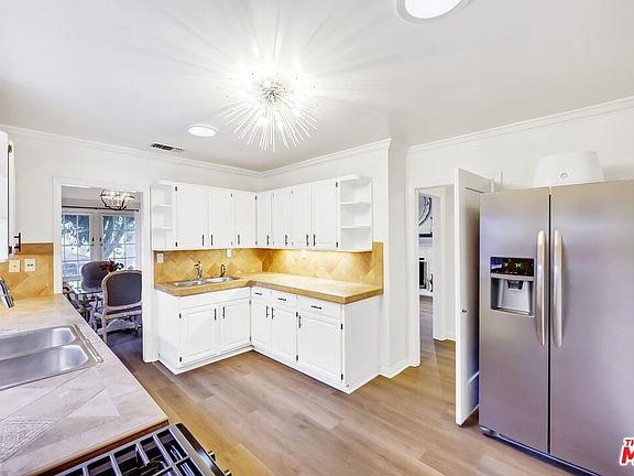 4th image of 8838 Rosewood Ave