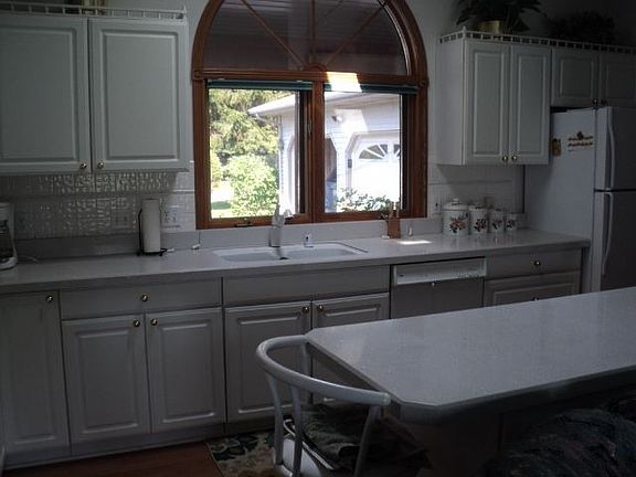 Kitchen W/Breakfast Bar