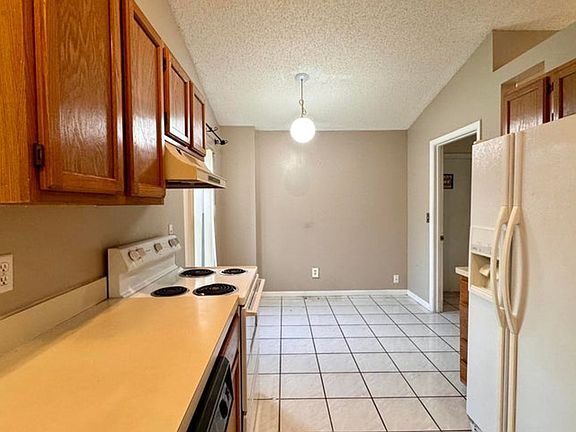 4th image of 1081 New Parkview Pl
