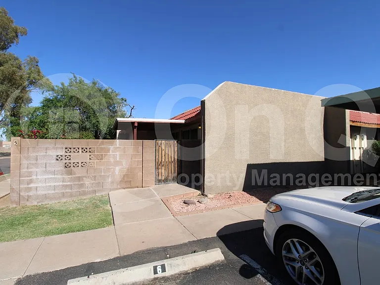 601 N May #5 — Photo 11