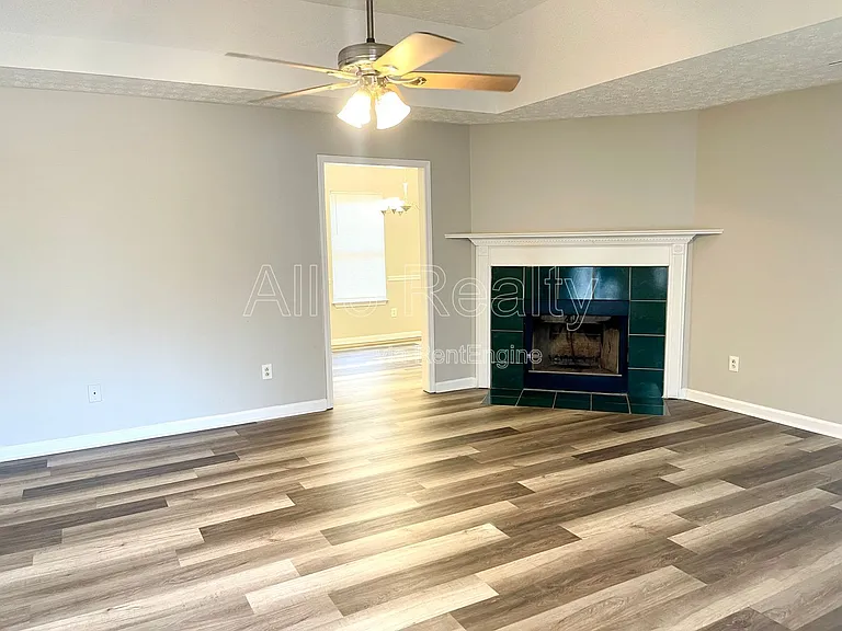 460 Mountainview Dr — Photo 2