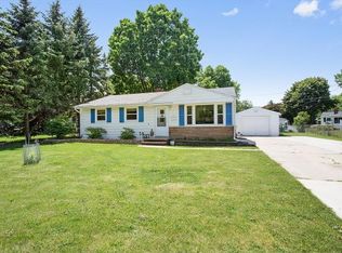 560 Clover Ln, Green Bay, WI 54301