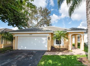 9121 N Lake Park Cir N, Davie, FL 33328