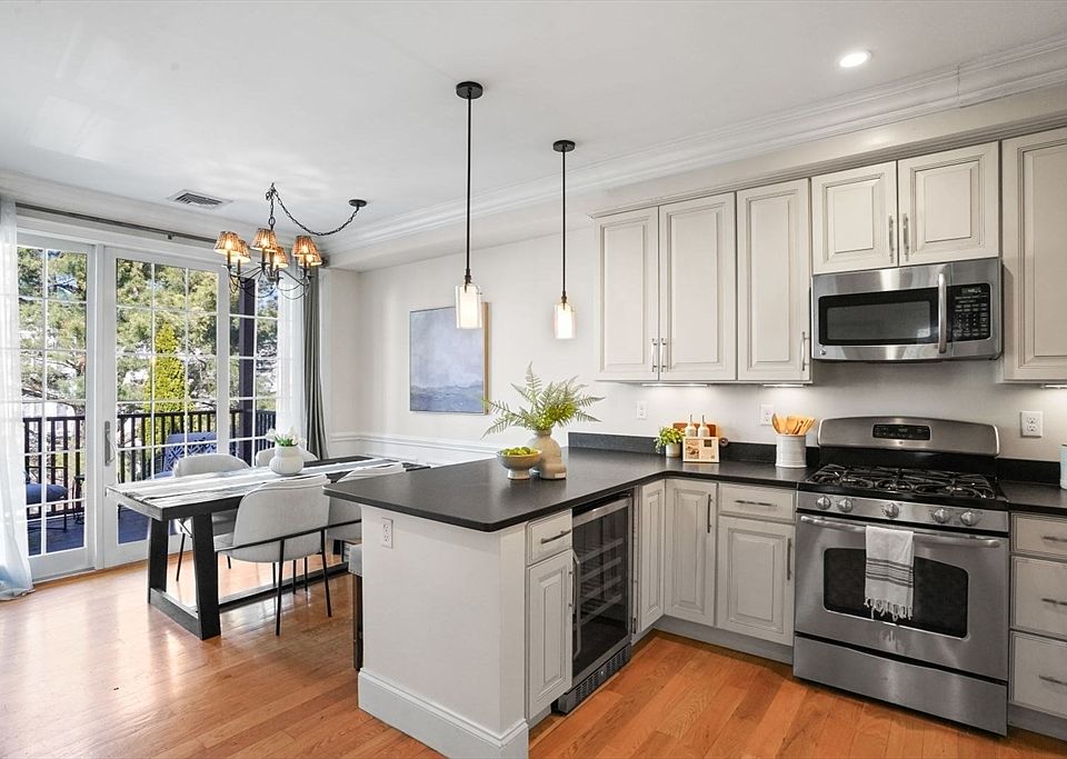 1st image of 192 W 6th St #2