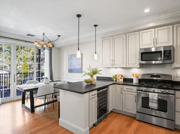 192 W 6th St #2, South Boston, MA 02127