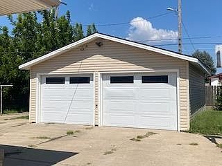 3rd image of 611 E 15th St