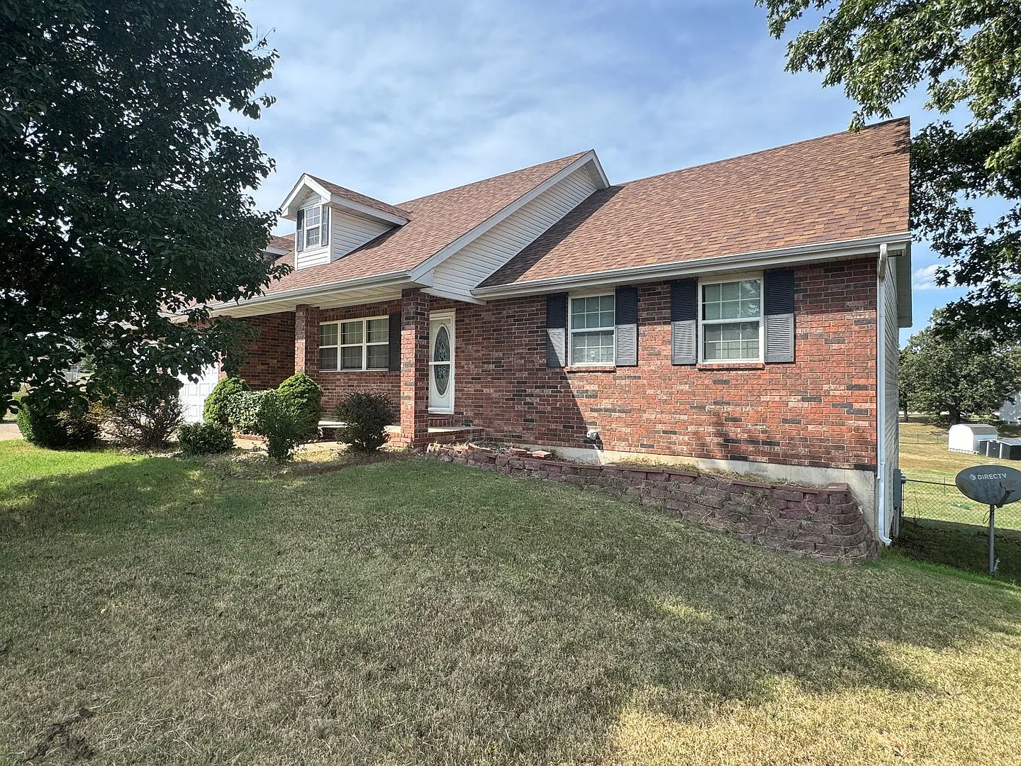 Spacious 4 Bedroom, 2.5 Bathroom Home Located in Northern Heights Estates — Photo 2