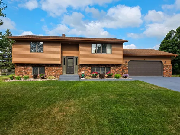 902 Park Ln, Belle Plaine, MN 56011