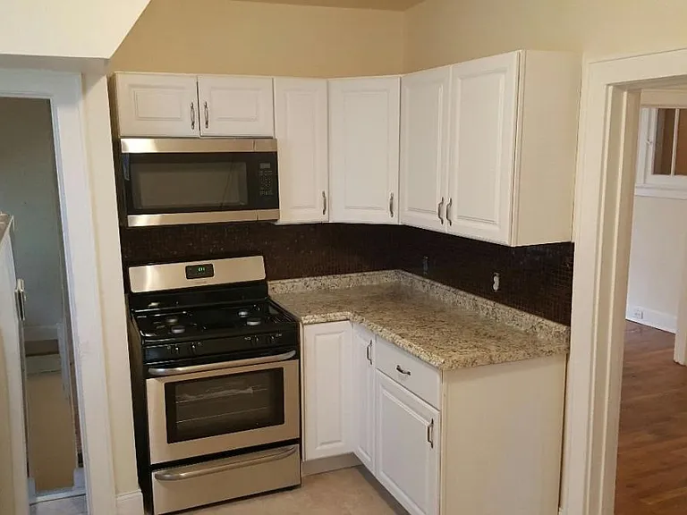 1354 Woodlawn Ave — Photo 2