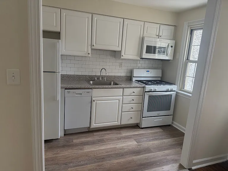 Jericho Manor Apartments — Photo 32