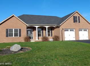 913 Dickeys Dr, Chambersburg, PA 17202