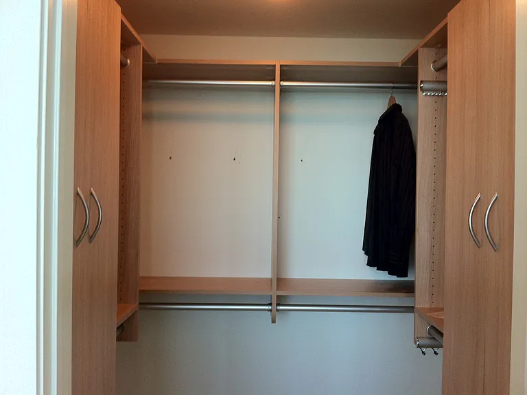 WALK IN CLOSET