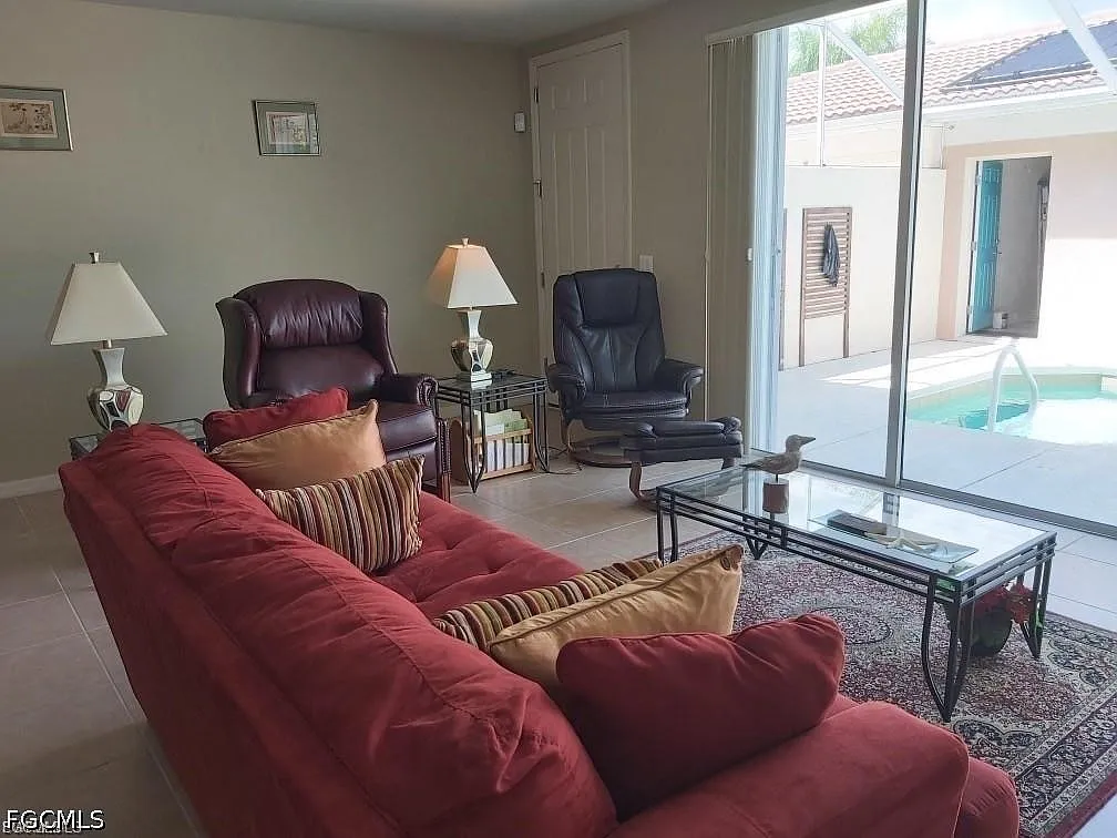 3 bed, 3.0 bath, 1868 sqft, $5,300 — Photo 3