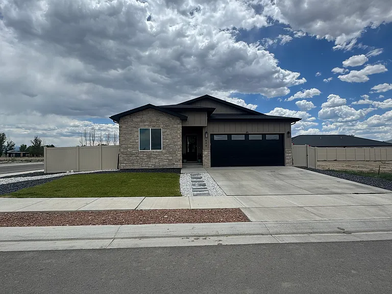646 Haynes Dr — Photo 2