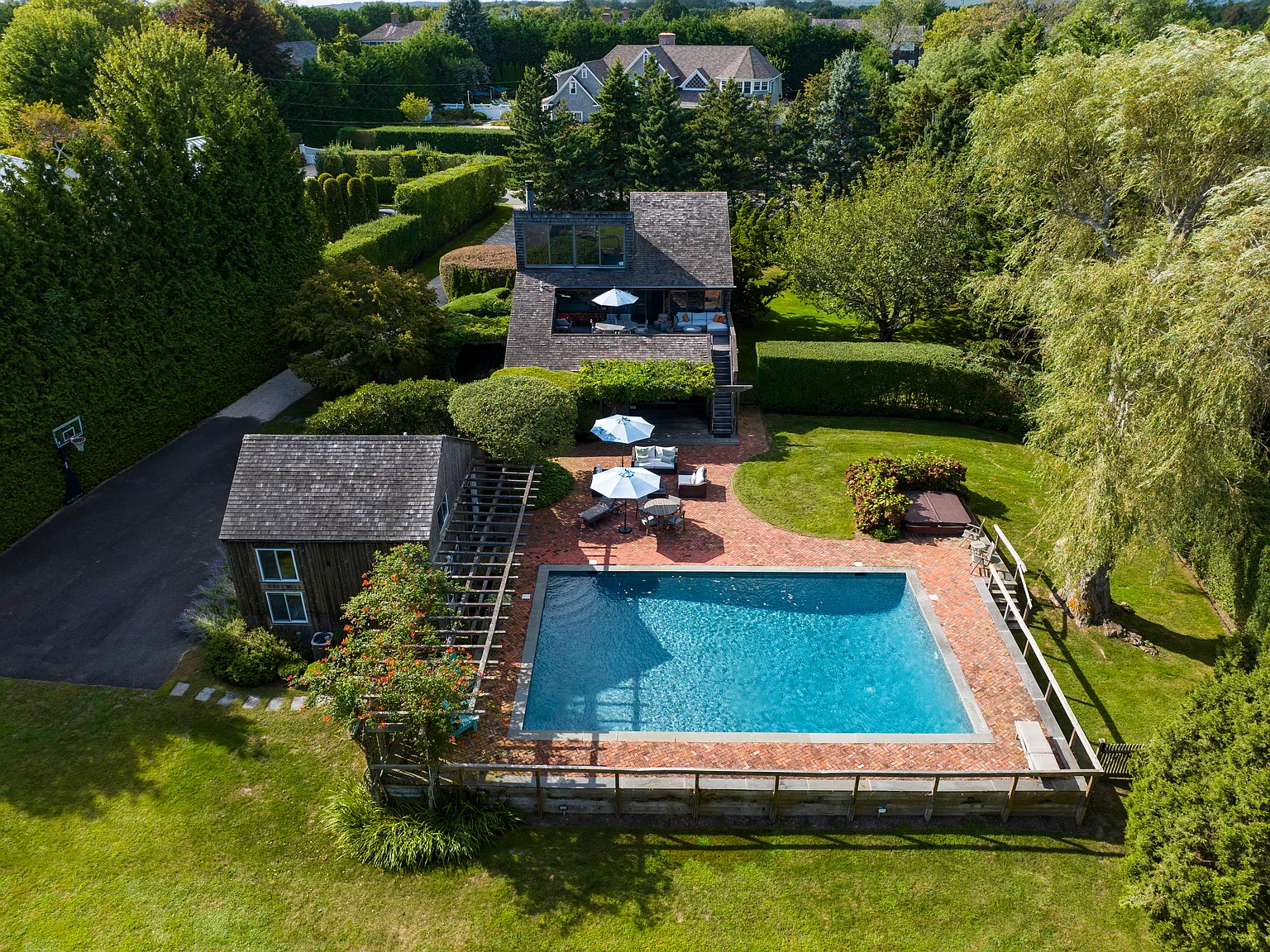 A Modern Bridgehampton Retreat with 2 Bonus Rooms — Photo 3