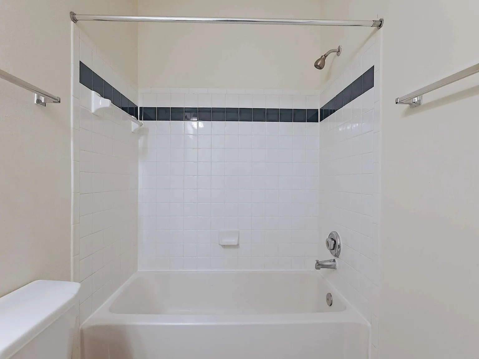 1 bed, 1.5 bath, 834 sqft, $1,225 — Photo 1