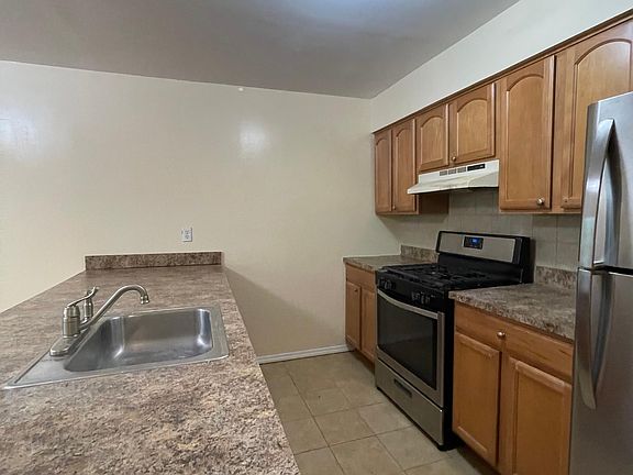 4th image of 36 Oakville St #2